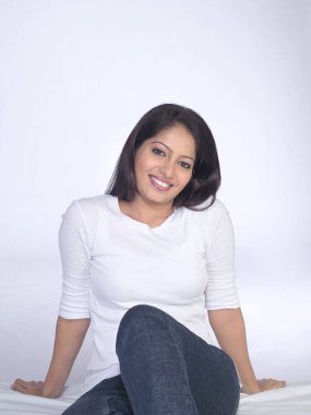 Modern kıyafetli Sih kadın poz veriyor. 