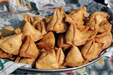 Punjabi samosaları tabakta, yakın çekim, Hindistan 