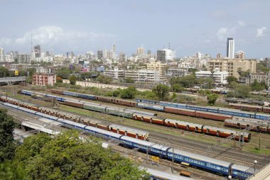 Rayları ve trenleri olan Dadar Tren İstasyonu, Dadar, Bombay Mumbai, Maharashtra, Hindistan 