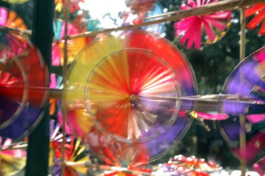 Rüzgarla hareket eden renkli kağıt çarklar