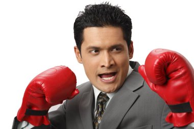 İş adamı boks eldiveni giyiyor. 