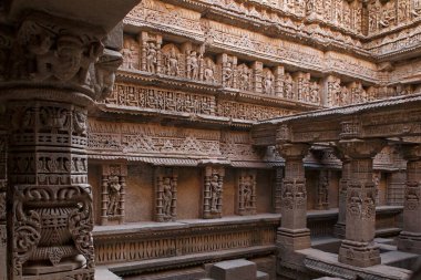 Miras mimarisinde duvara oyulmuş heykeller, Step well Rani ni Vava, Patan, Gujarat, Hindistan 