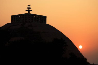 Kral Ashoka, Sanchi, Bhopal, Madhya Pradesh, Hindistan tarafından inşa edilen Stupa 1 'e karşı gün batımı 