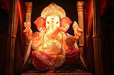 Hint festivali Ganesh Chaturthi Ganpati fil heykelini kutluyor. Bombay Mumbai, Maharashtra, Hindistan 