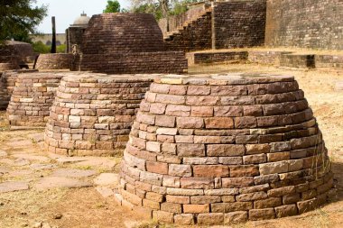 Sanchi, Madhya Pradesh, Hindistan Dünya Mirası 'ndaki ana terasta çok sayıda Buda stupasının kalıntıları. 