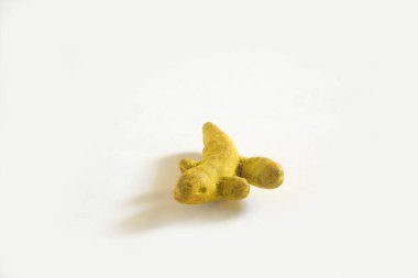 Hint baharatları, kurutulmuş zerdeçal Haldi Curcuma Longa ampulleri beyaz arka planda 