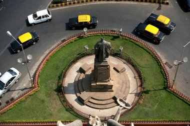 Sir Pherozeshah M Mehta 'nın heykeli ve trafik Bombay Mumbai, Maharashtra, Hindistan 