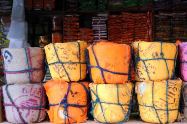 Gujarat Hindistan 'daki köy bakkal dükkanında jaggery paketi. 
