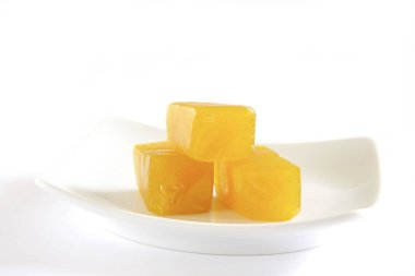 Meşhur Hint tatlıları - beyaz tabakta servis edilen kurutulmuş mango suyundan yapılan ambapali veya amavat.