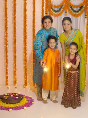 Aile, Diwali festivallerini evde birlikte kutlar.