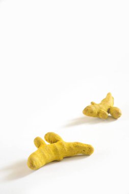 Hint baharatları, kurutulmuş zerdeçal Haldi Curcuma Longa ampulleri beyaz arka planda 