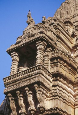 Palitana Jain Hindistan 'ın Gujarat kentindeki tapınağın karmaşık balkonu.