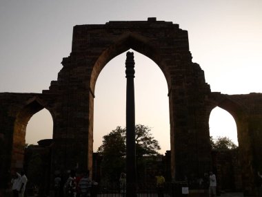 Kutub Minar ve Demir Sütun, Delhi, Hindistan 