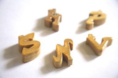 Kavram, akshar alfabe harfi İngilizce tahtadan yapılır.