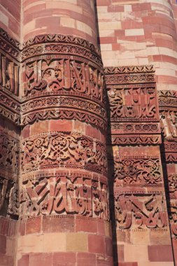 Kutub Minar 'ın üssü alternatif dairesel ve üçgen elementlerden oluşuyor. Kırmızı kumtaşı kulesi, Delhi, Hindistan UNESCO Dünya Mirası Bölgesi