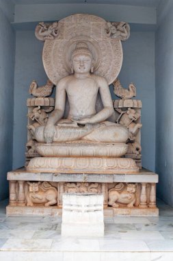 Tanrı Buda heykeli, Bhubaneswar yakınlarındaki Dhauli taşı oyması, Orissa, Hindistan 