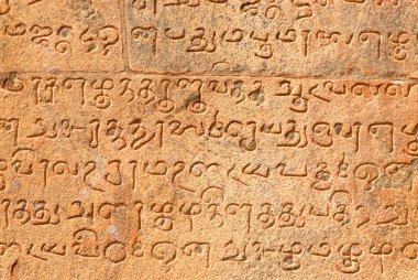 Brihadeshwara Tapınağı, Thanjavur, Tamil Nadu, Hindistan UNESCO Dünya Mirası 'nın Kerelanthagan Gopuram ana girişinin duvarında yazılı.