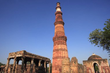 Kutub Minar ve Alai Darwaza 1311 kırmızı kumtaşı kulesinde, Indo _ Müslüman sanatı, Delhi sultanlığı, Delhi, Hindistan UNESCO Dünya Mirası Sitesi 'nde inşa edildi.