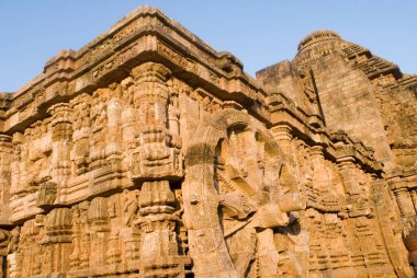 13. yüzyıl Güneş Tapınağı 'ndaki ikonik tekerlek heykellerinden biri Vedic Güneş Tanrısı Dünya Mirası Anıtı, Konarak, Orissa, Hindistan' da tasarlandı.