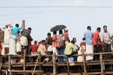 Punnamada Gölü, Alleppey, Alappuzha, Kerala, Hindistan 'da tekne yarışı izleyen insanlar 