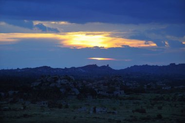 Dağın üstünde güzel bir gün batımı 