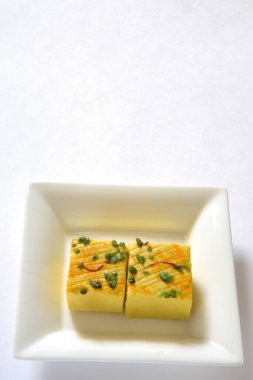 Hindistan tatlısı, sandesh bengali mithai garnitür, şam fıstığı ve safran tabakta servis edilir.