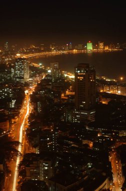 Bombay Bombası, Maharashtra, Hindistan 'da, Bombay Bombay şehrinin gece vakti deniz piyadesi kolye ve binasını gösteren hava görüntüsü.