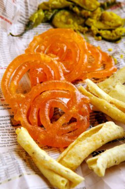 Yol kenarı atıştırmalıkları gazete arkaplanı