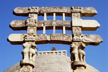 Büyük stupa no 1 Budist mimarisinin en eski taş yapısı Sanchi, Bhopal, Madhya Pradesh, Hindistan 'ın güney kapısı manzarasını oluşturur. 
