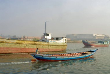 Padma, Dhaka, Bangladeş 'ten geçen tekne ve feribot. 