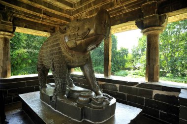 Khajuraho kumtaşı heykeli Madhya Pradesh Hindistan 'da Vishnu' nun vücut bulmuş hali. 