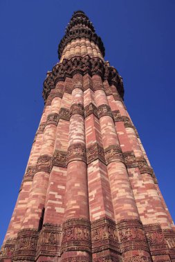 Kutub Minar 1311 kırmızı kumtaşı kulesinde inşa edildi, Delhi, Hindistan UNESCO Dünya Mirası Bölgesi