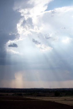 Bulutların altından gelen güneş ışığı