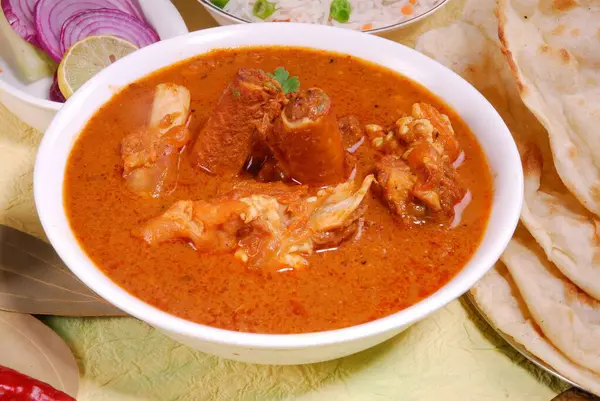 Vejetaryen olmayan yemek konsepti, et parçalarıyla servis edilen körili koyun eti.