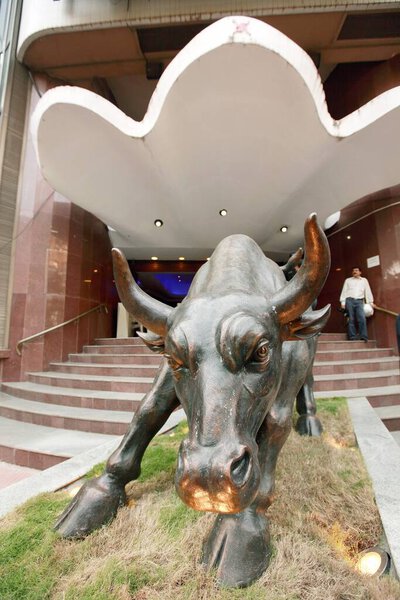 Статуя бронзового быка на Бомбейской фондовой бирже BSE, Бомбей, Мумбаи, Махараштра, Индия