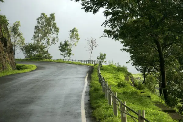 Panchgani 'nin Wai ve tepe istasyonlarını birbirine bağlayan Pasarni ghat manzarası ve her yerde taze muson yağmurları, Maharashtra, Hindistan 