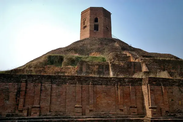 Chaukhandi Stupa Gupta Dönemi 'nde inşa edilmiştir. 4. yüzyıl, Sarnath, Varanasi, Uttar Pradesh, Hindistan. 