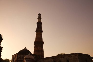 Alai Darwaza 'da günbatımı, İmam Zamin Mezarı, Kutup Minar, 1311' de inşa edildi, kırmızı kumtaşı kulesi, Indo _ Müslüman sanatı, Delhi Sultanlığı, UNESCO Dünya Mirası Alanı, Delhi, Hindistan