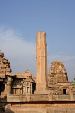 Vijayastambha, Mallikarjuna Tapınağı, Pattadakal, UNESCO Dünya Mirası, Chalukya, Bagalkot Bölgesi, Deccan yaylası, Karnataka, Hindistan