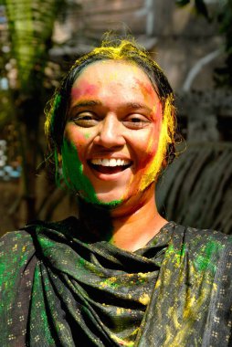 Bayanın renkli yüzü Holi festivalinde eğleniyor. 