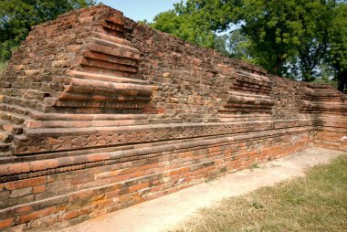 Dhamekh stupa yakınlarındaki harabe manastırlar, Sarnath, Varanasi, Uttar Pradesh, Hindistan