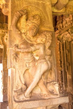 Durga Tapınağı, Aihole, Karnataka, Hindistan 'daki Durga tapınağındaki verandadaki sütunlardan birine Amorous çifti kazıdılar.