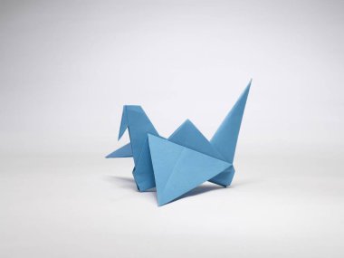 Japon origami kuşu, kağıt heykel, yakın çekim, stüdyo çekimi.