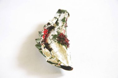 Gilouri tavası beyaz arkaplanda betel yapraklarıyla hazırlandı ve katlandı 