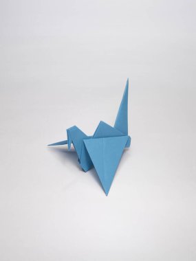 Japon origami kuşu, kağıt heykel, yakın çekim, stüdyo çekimi.
