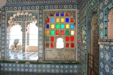 Udaipur Şehir Sarayı Müzesi 'nin bir bölümü, ayna üretimi güneş ışığını dağıtır, Udaipur, Rajasthan, Hindistan 