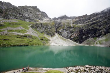 Hemkund Gölü Sikhs türbesi Shri Hemkund Sahib Govind ghat geçidinde 4320 metre yükseklikte Bhvundar veya Lakshman Ganga vadisi, Uttaranchal, Hindistan 