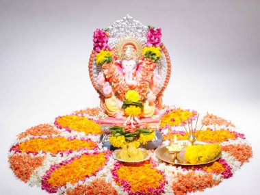 Ganpati Ganpati yaratıcısı Ganesh Chaturthi 'nin geçit töreninde büyük bir fareye bindi.