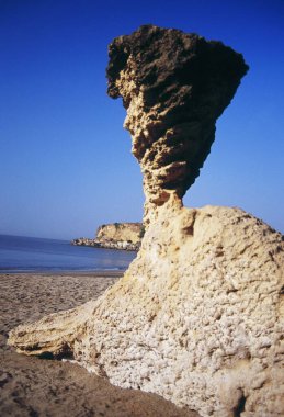 Mavi gökyüzündeki kayanın güzel görüntüsü 