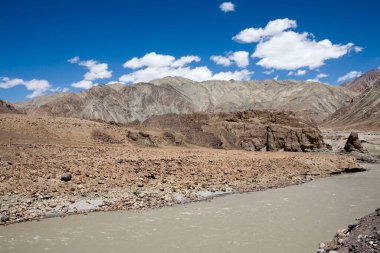 Hindistan 'da Ladakh, Jammu ve Kashmir' in çorak çöllerinde akan İndus nehrinin çamurlu suları.